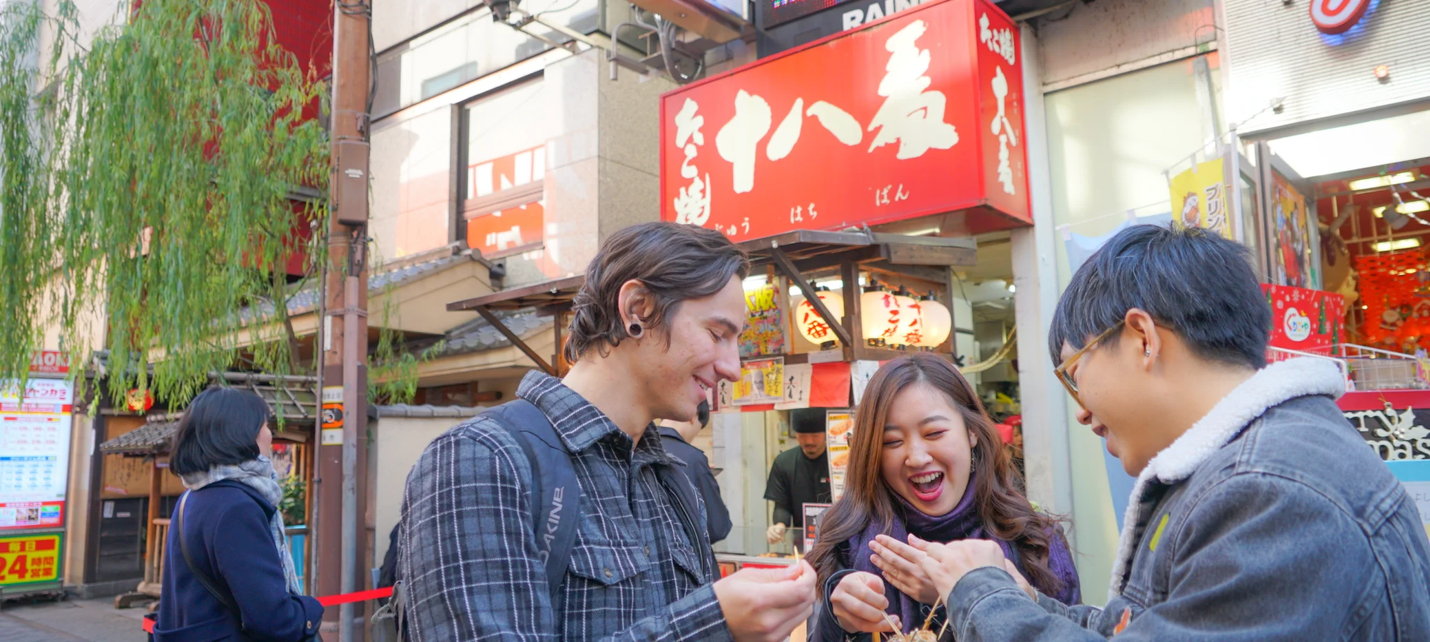 Magical Tripのツアーで日本の食を楽しむ旅行者